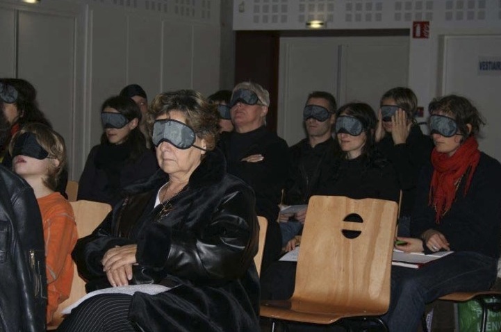 Image avec des personnes avec un bandeau sur les yeux